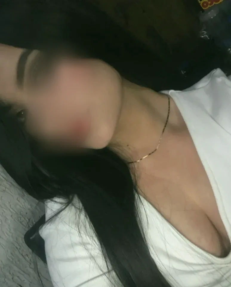 Manuela, 21
